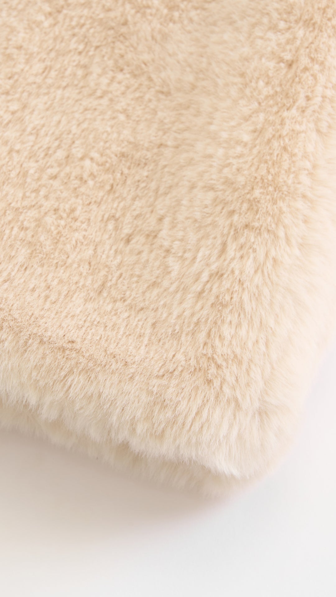 Cappotto lungo in peluche sintetica con colletto a revers