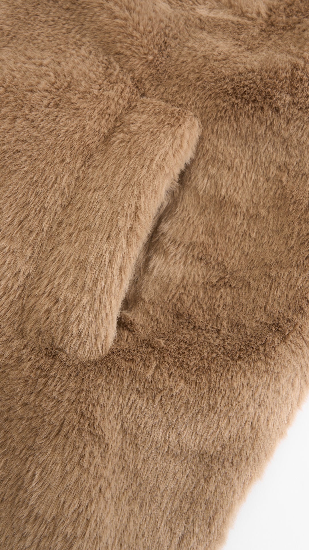 Cappotto lungo in peluche sintetica con colletto a revers