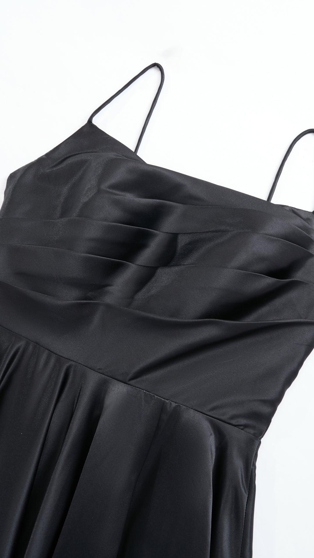 Abito da sera con spalline sottili e gonna a maxi