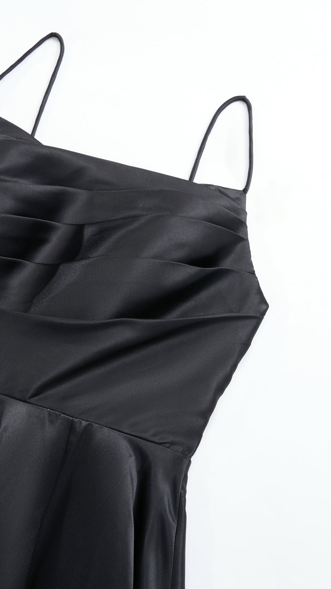 Abito da sera con spalline sottili e gonna a maxi