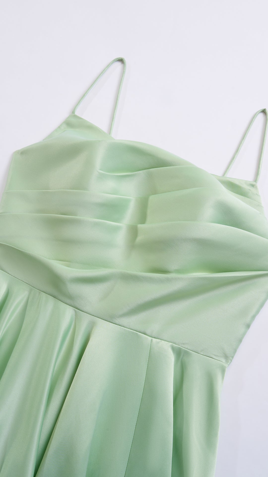Abito da sera con spalline sottili e gonna a maxi