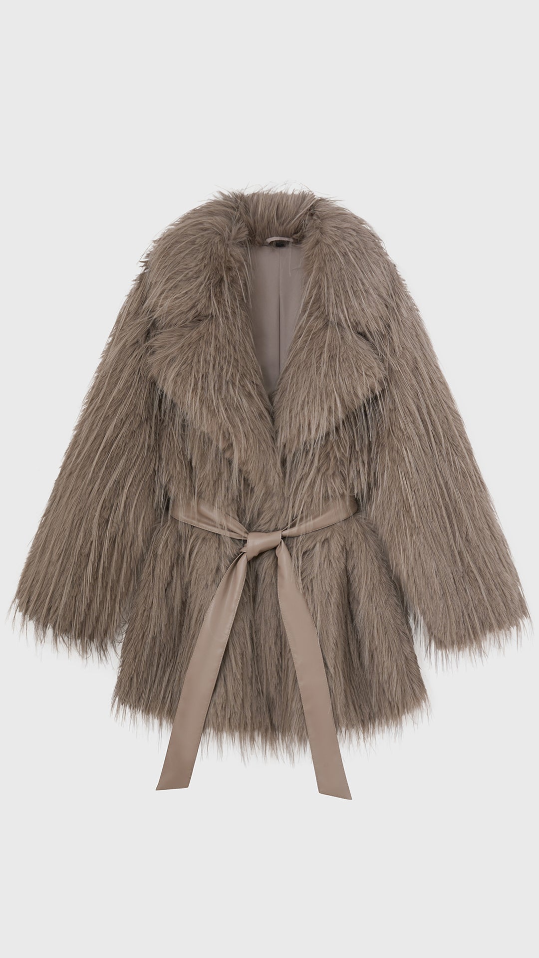 Cappotto corto in pelliccia sintetica a frange con cintura