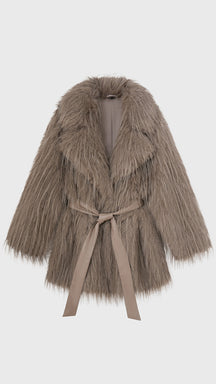 Cappotto corto in pelliccia sintetica a frange con cintura