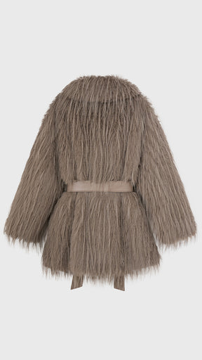 Cappotto corto in pelliccia sintetica a frange con cintura