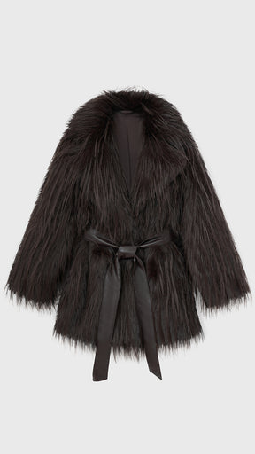 Cappotto corto in pelliccia sintetica a frange con cintura