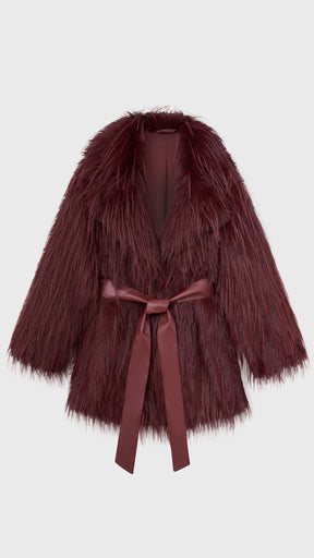 Cappotto corto in pelliccia sintetica a frange con cintura