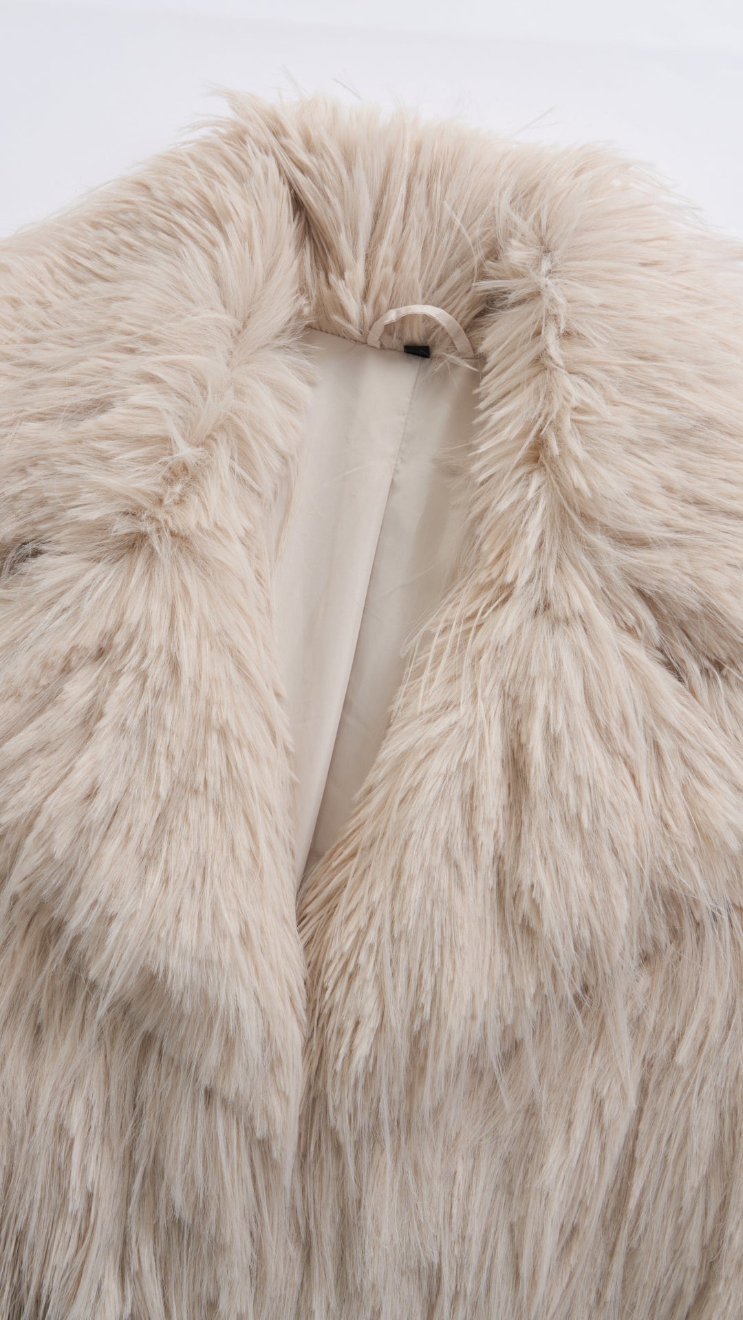 Cappotto corto in pelliccia sintetica a frange con cintura