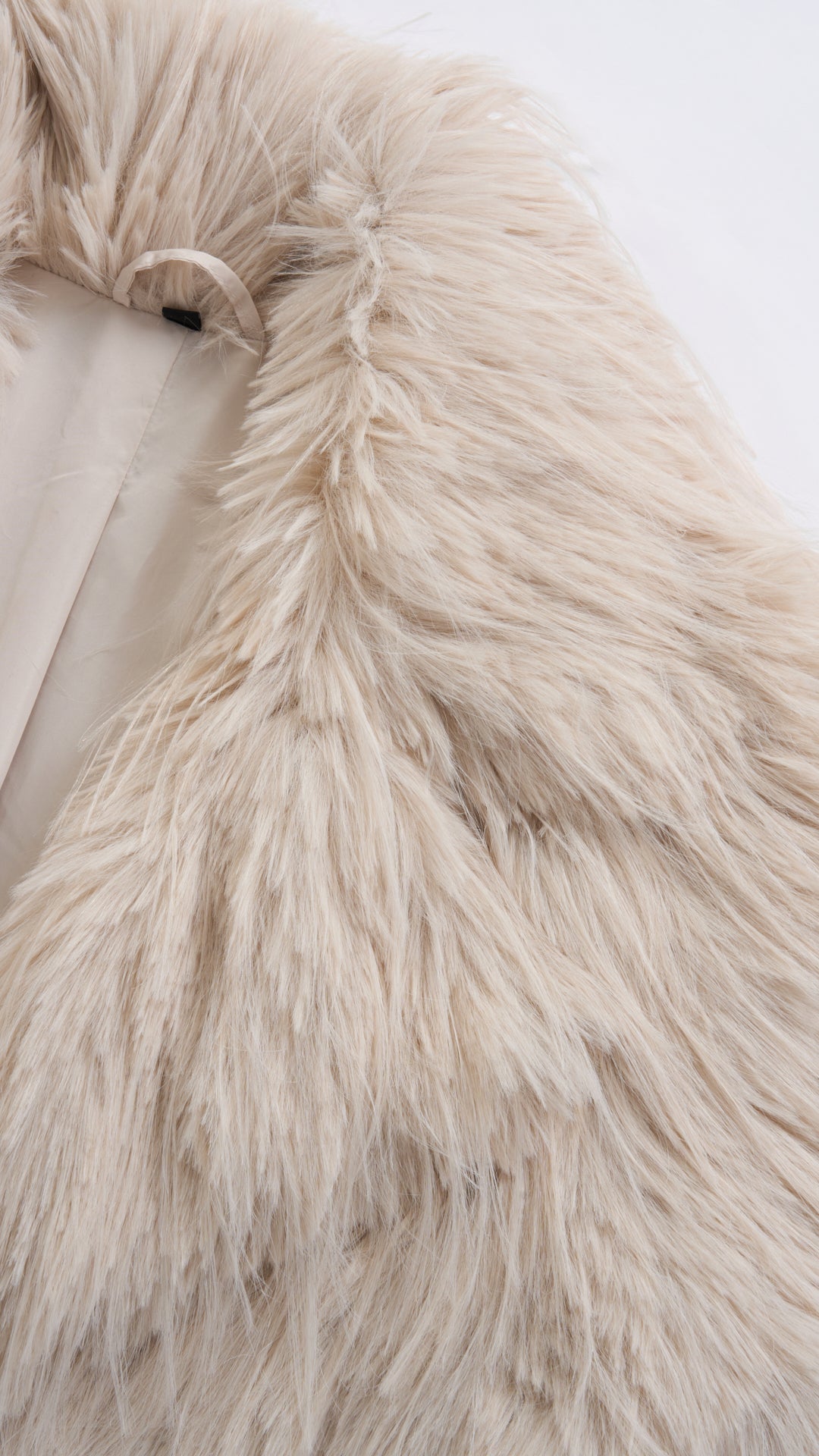 Cappotto corto in pelliccia sintetica a frange con cintura