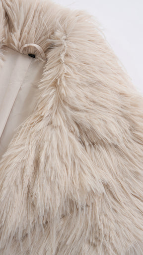Cappotto corto in pelliccia sintetica a frange con cintura