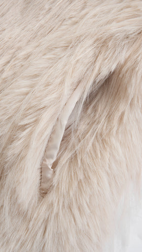 Cappotto corto in pelliccia sintetica a frange con cintura