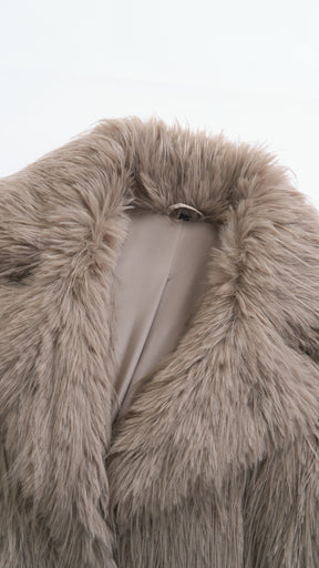 Cappotto corto in pelliccia sintetica a frange con cintura