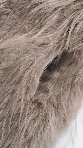 Cappotto corto in pelliccia sintetica a frange con cintura