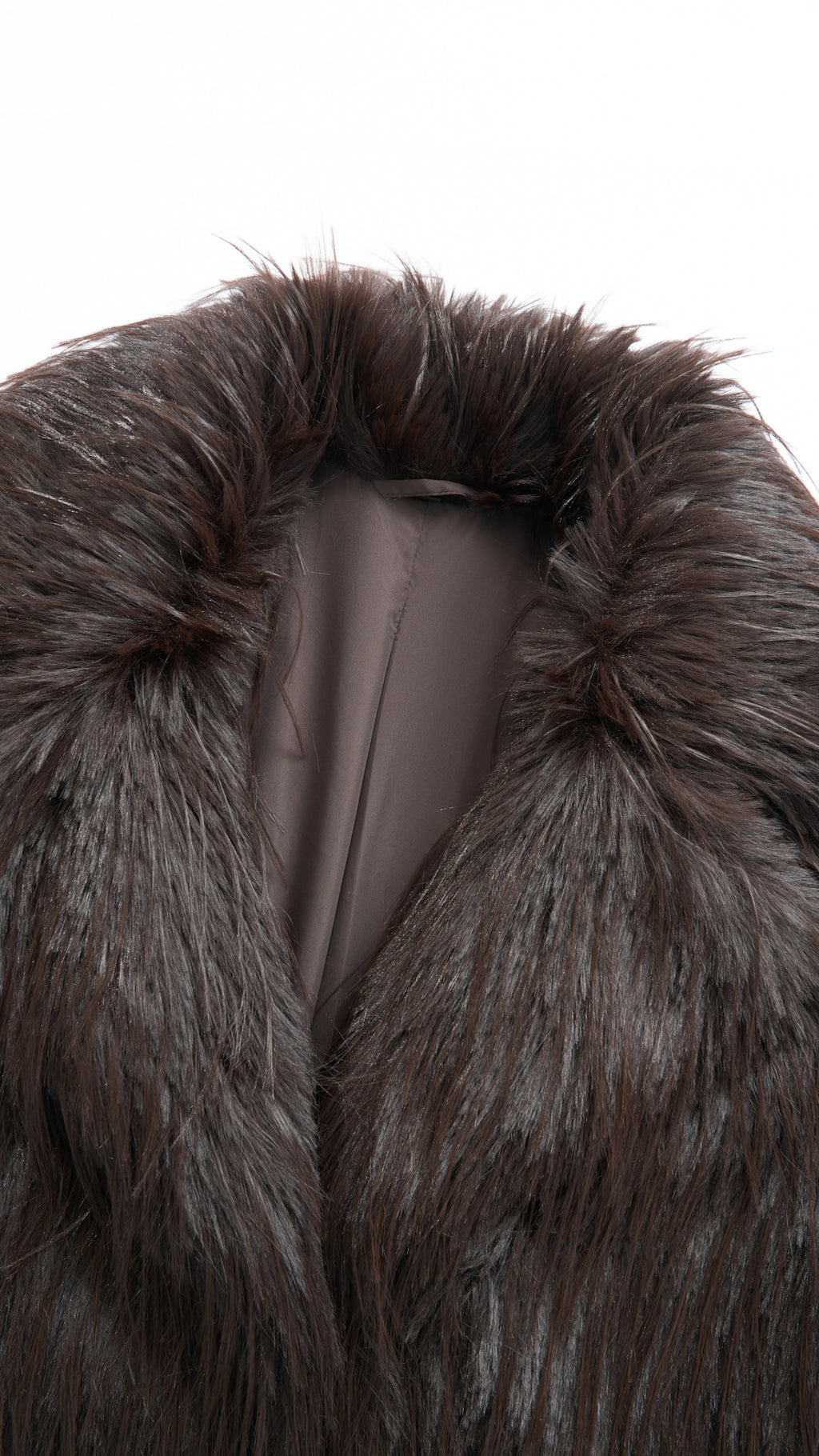 Cappotto corto in pelliccia sintetica a frange con cintura