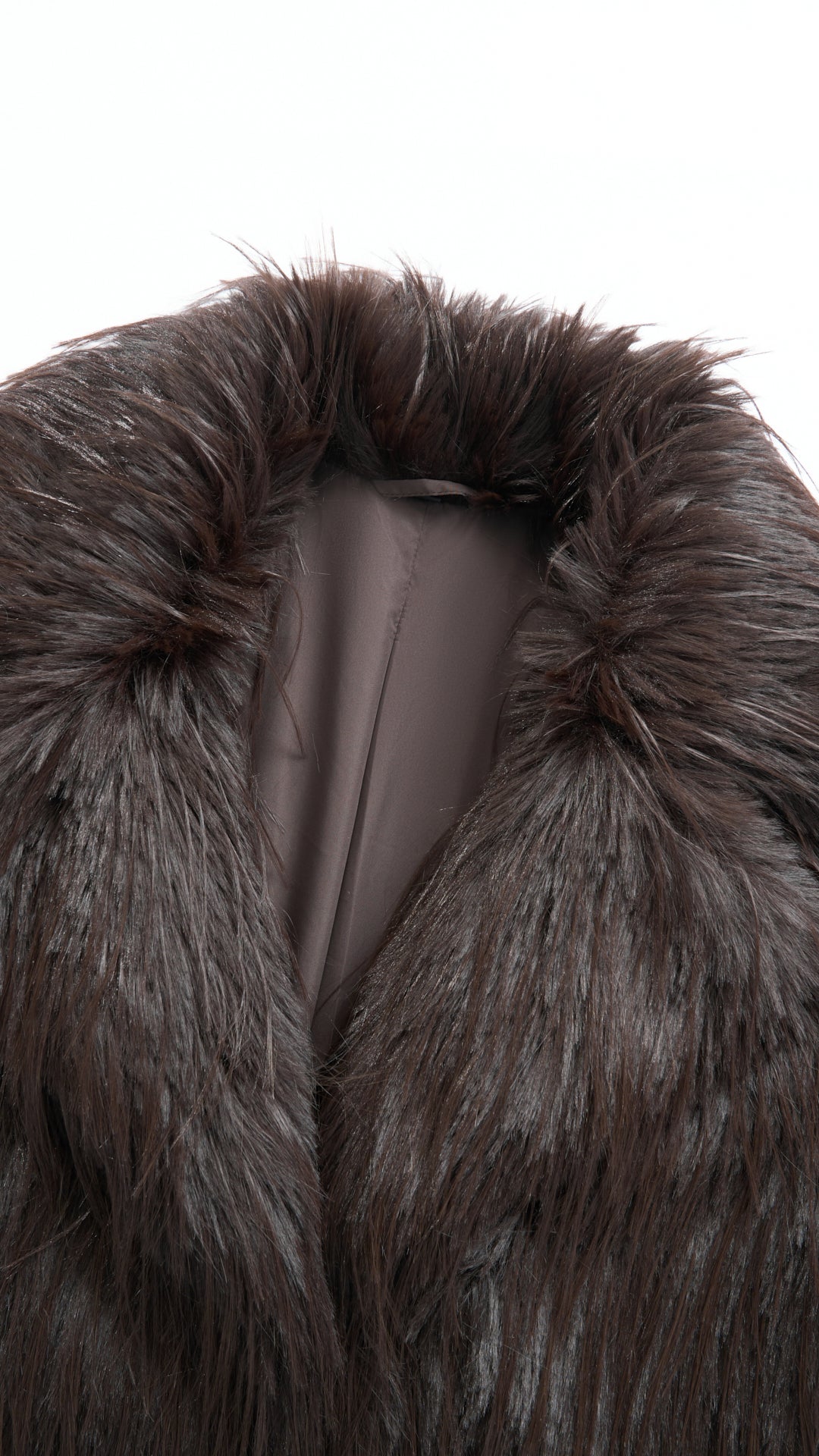 Cappotto corto in pelliccia sintetica a frange con cintura