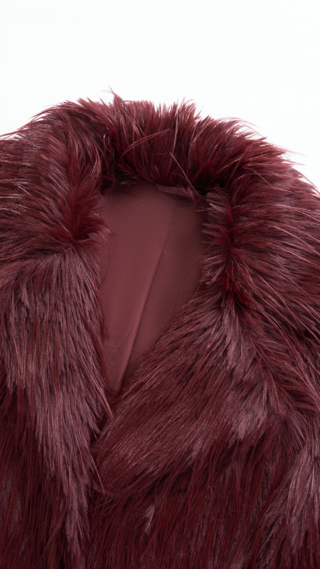 Cappotto corto in pelliccia sintetica a frange con cintura