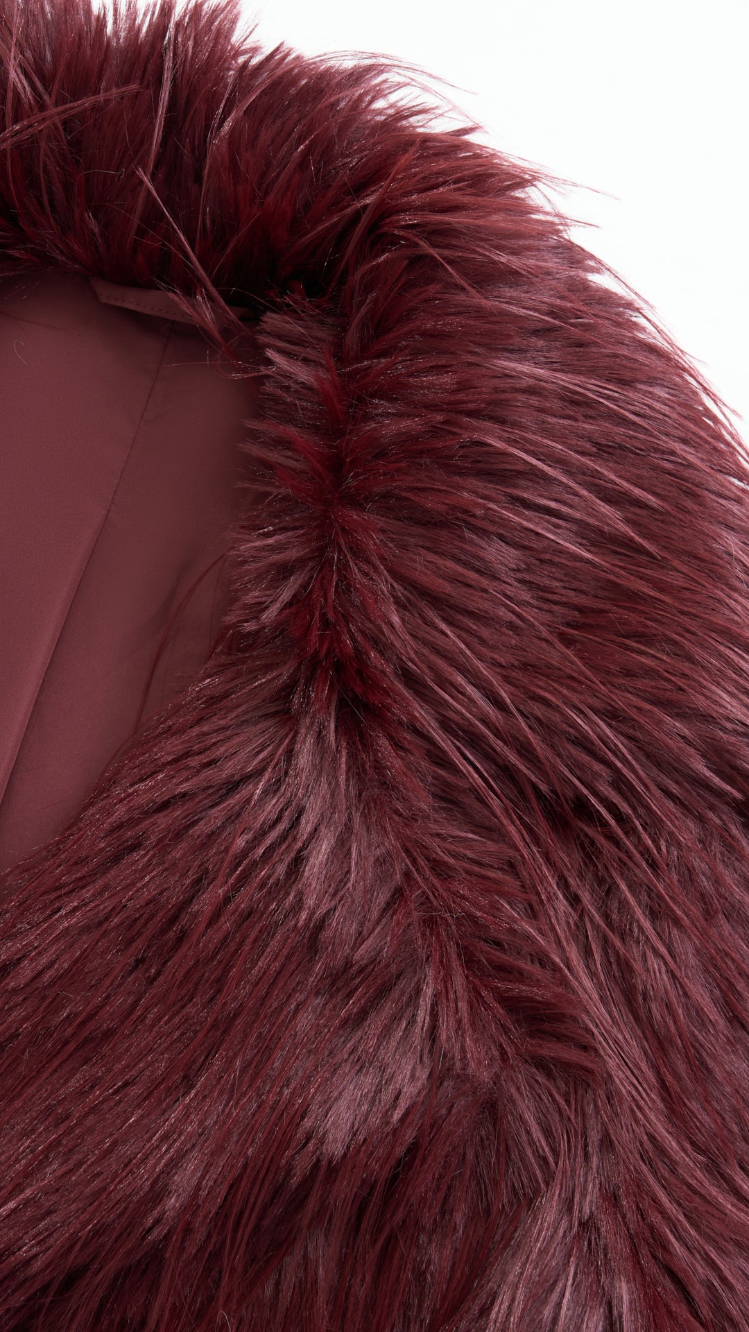 Cappotto corto in pelliccia sintetica a frange con cintura