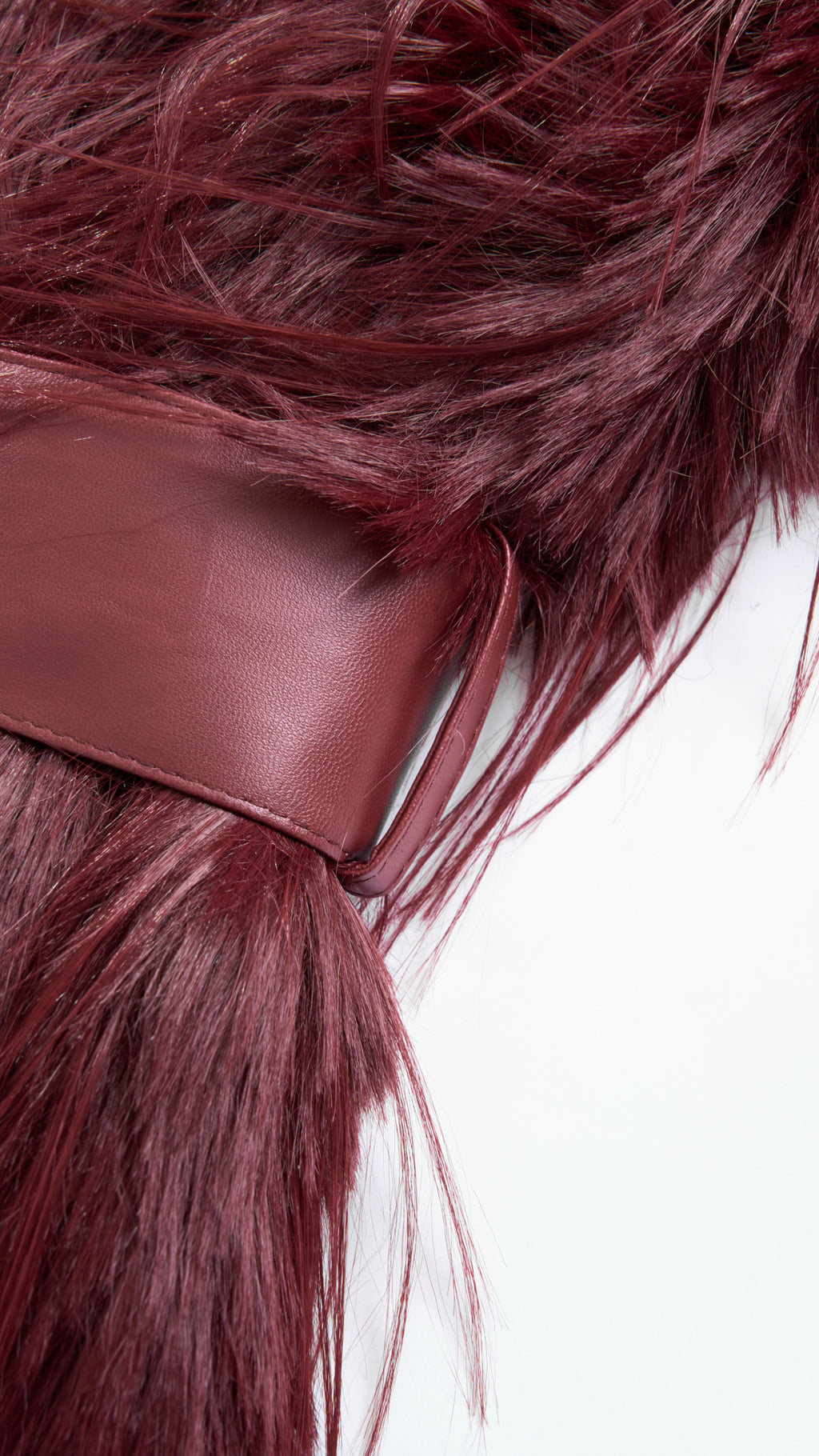 Cappotto corto in pelliccia sintetica a frange con cintura