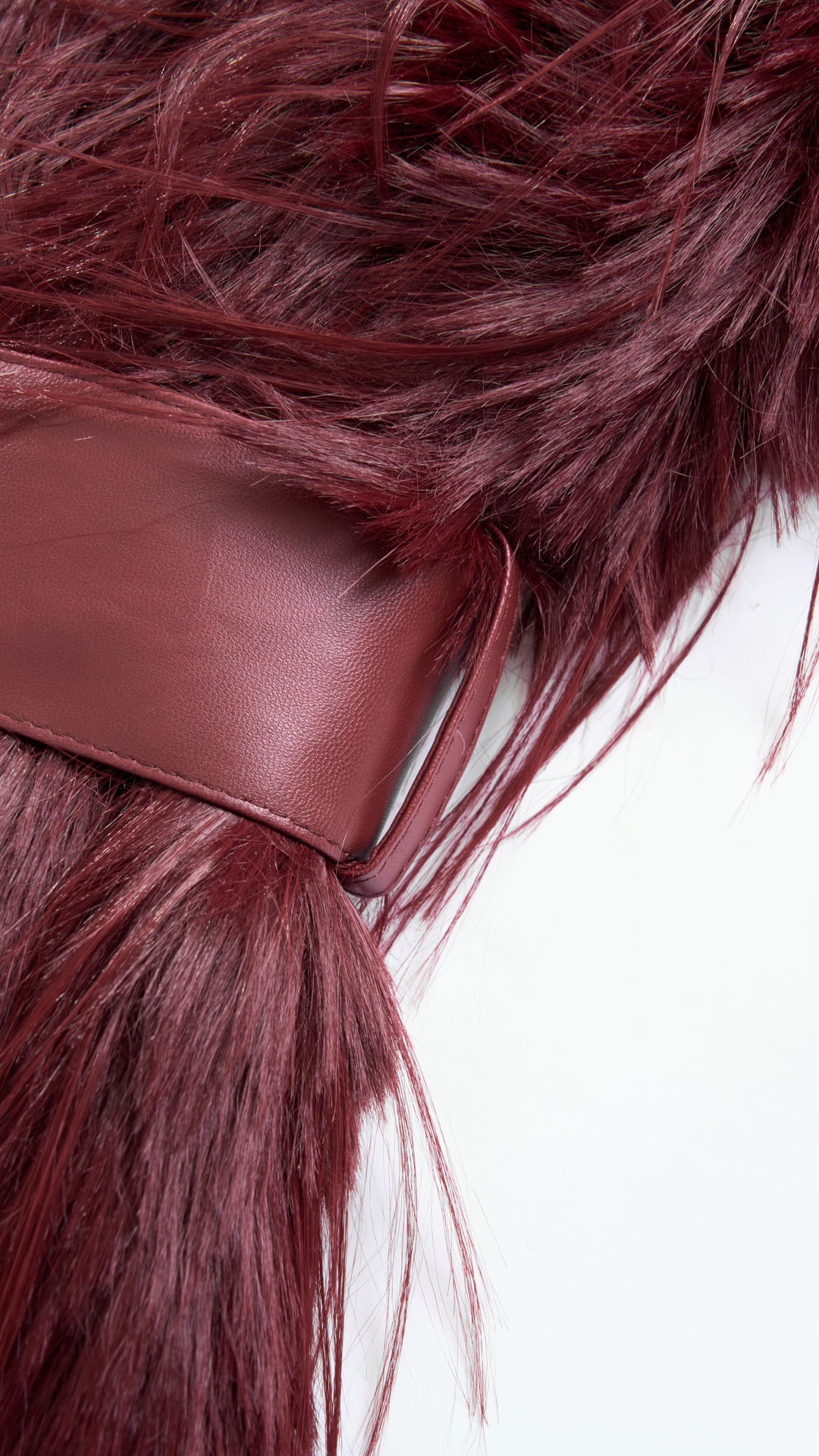 Cappotto corto in pelliccia sintetica a frange con cintura