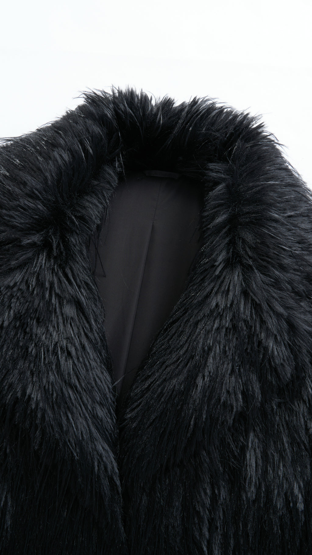 Cappotto corto in pelliccia sintetica a frange con cintura