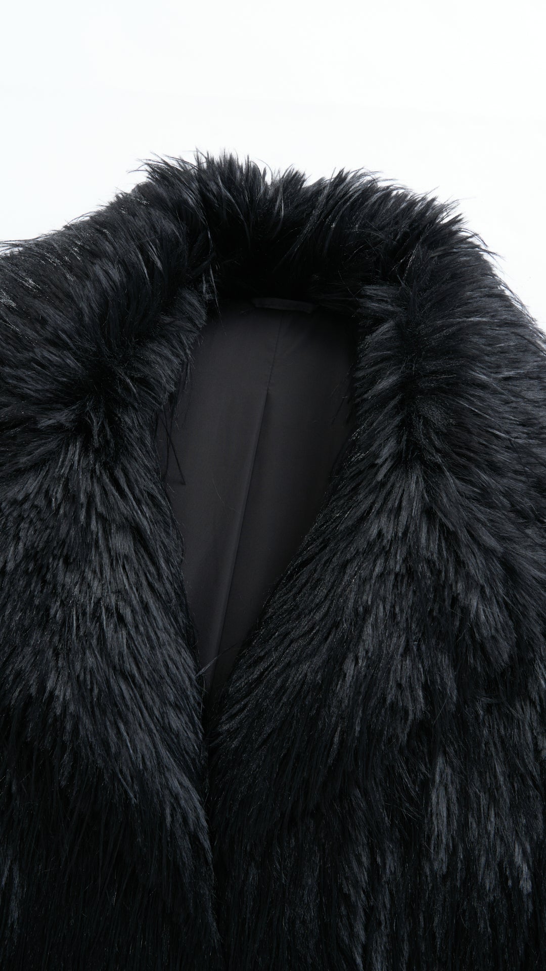 Cappotto corto in pelliccia sintetica a frange con cintura