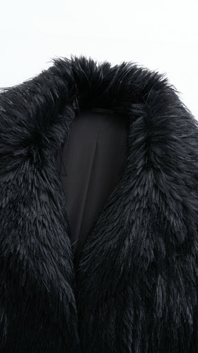 Cappotto corto in pelliccia sintetica a frange con cintura