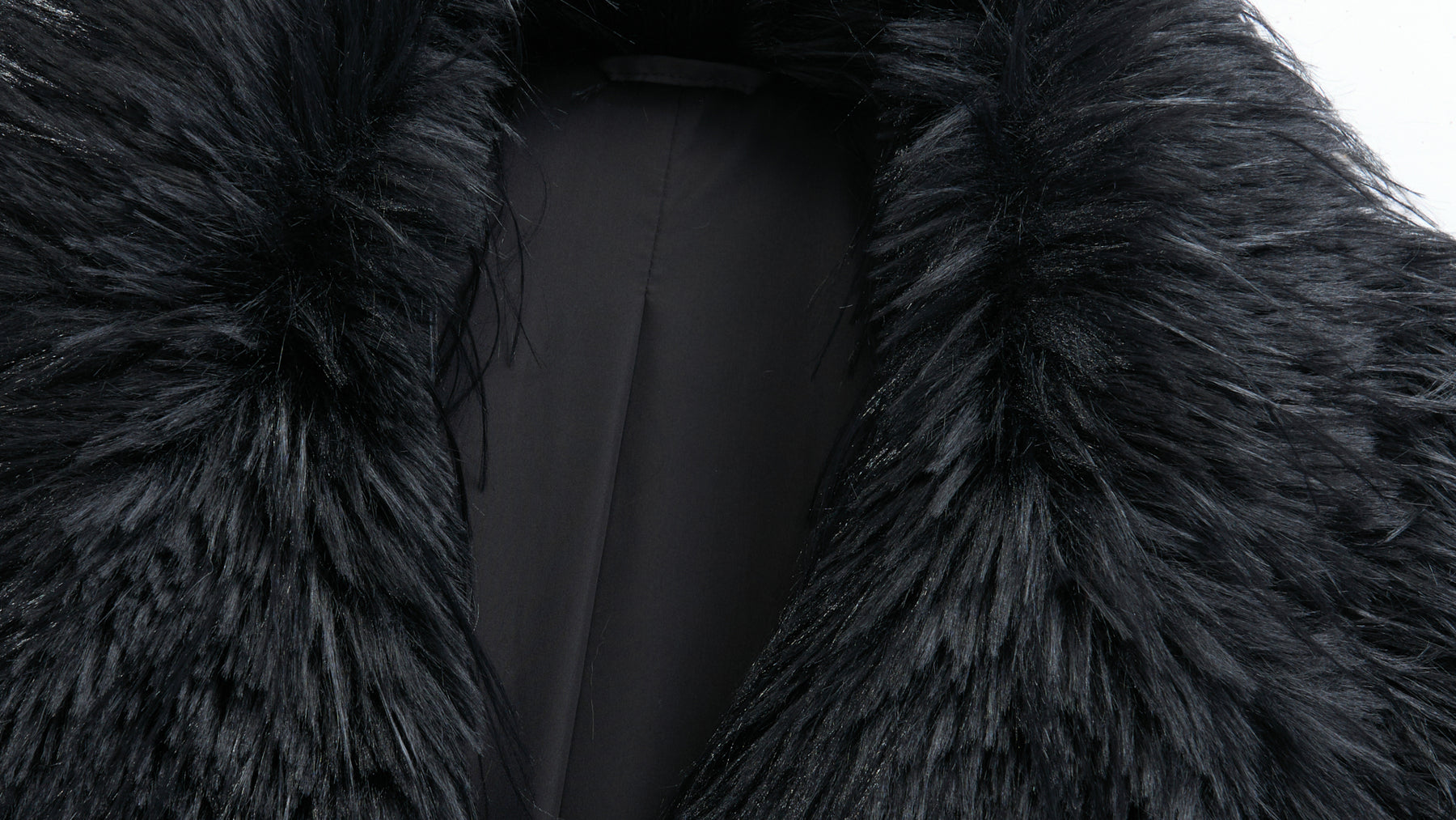 Cappotto corto in pelliccia sintetica a frange con cintura