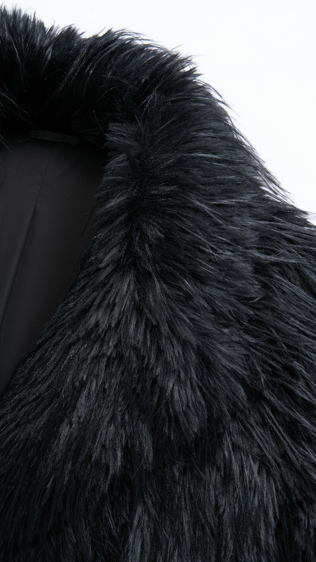 Cappotto corto in pelliccia sintetica a frange con cintura