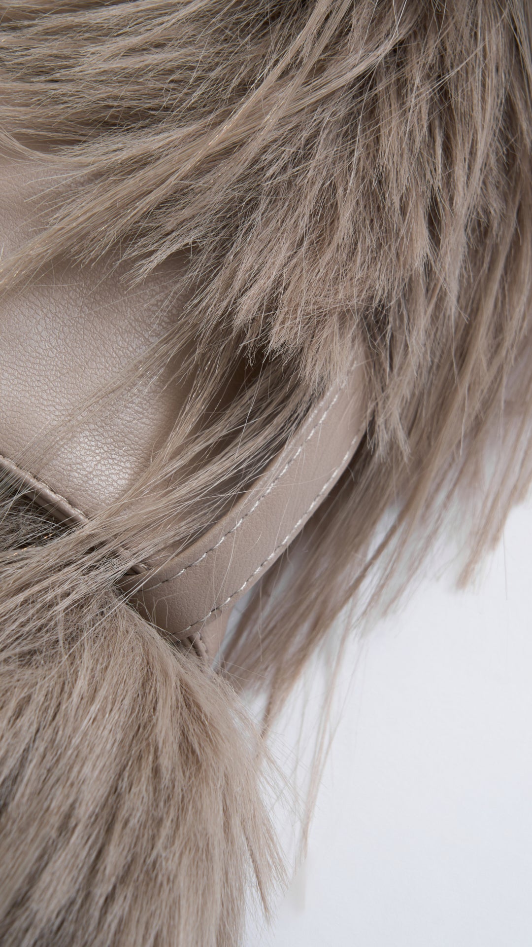 Cappotto corto in pelliccia sintetica a frange con cintura