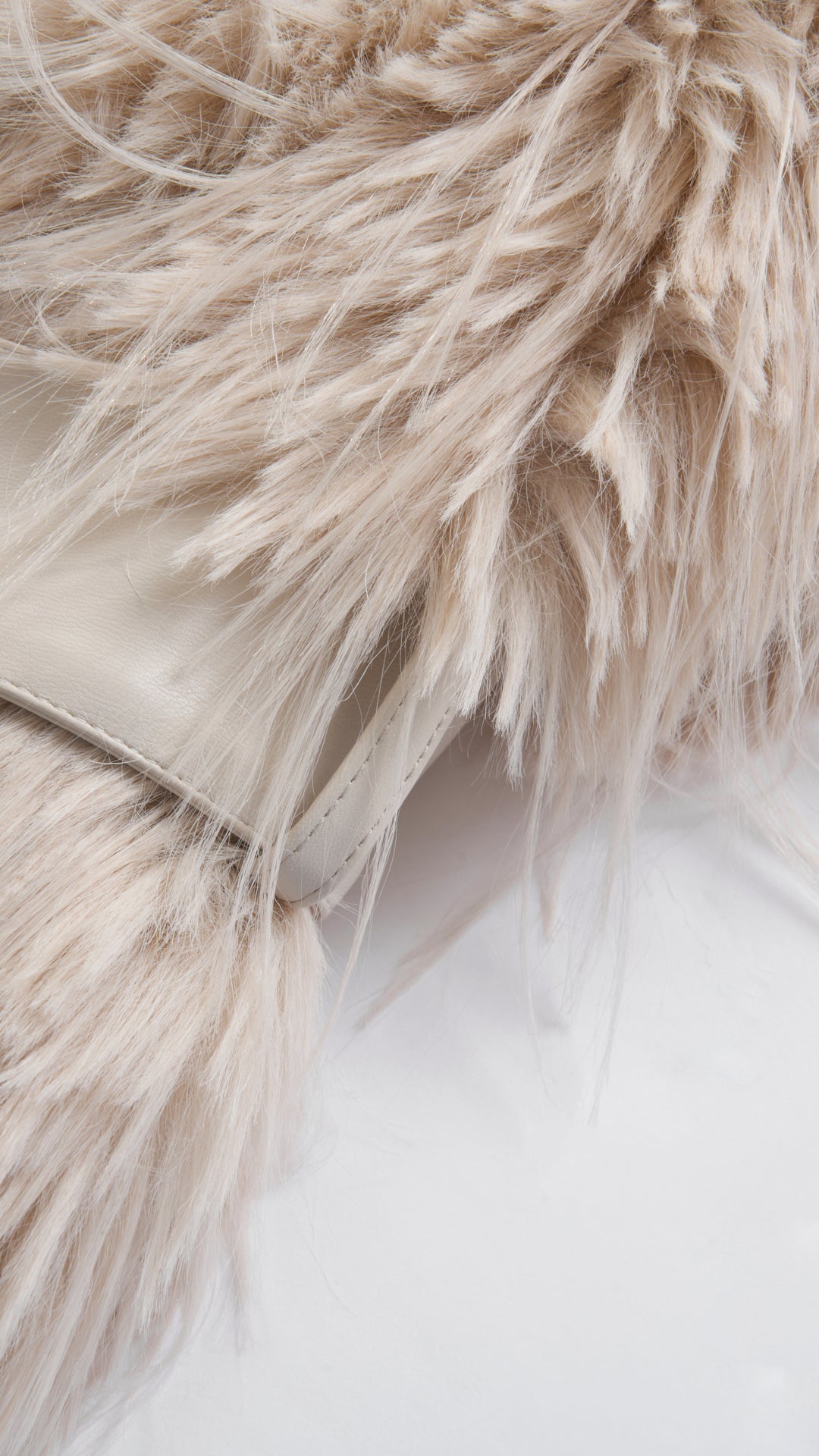 Cappotto corto in pelliccia sintetica a frange con cintura