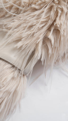 Cappotto corto in pelliccia sintetica a frange con cintura