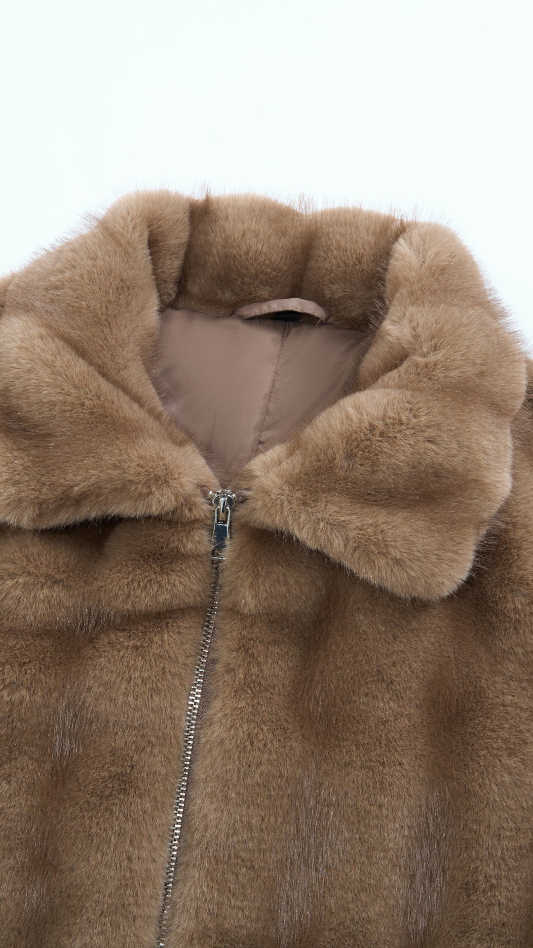 Giacca cropped in pelliccia sintetica con collo e zip frontale