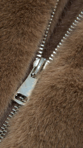 Giacca cropped in pelliccia sintetica con collo e zip frontale
