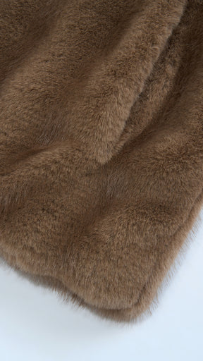Giacca cropped in pelliccia sintetica con collo e zip frontale