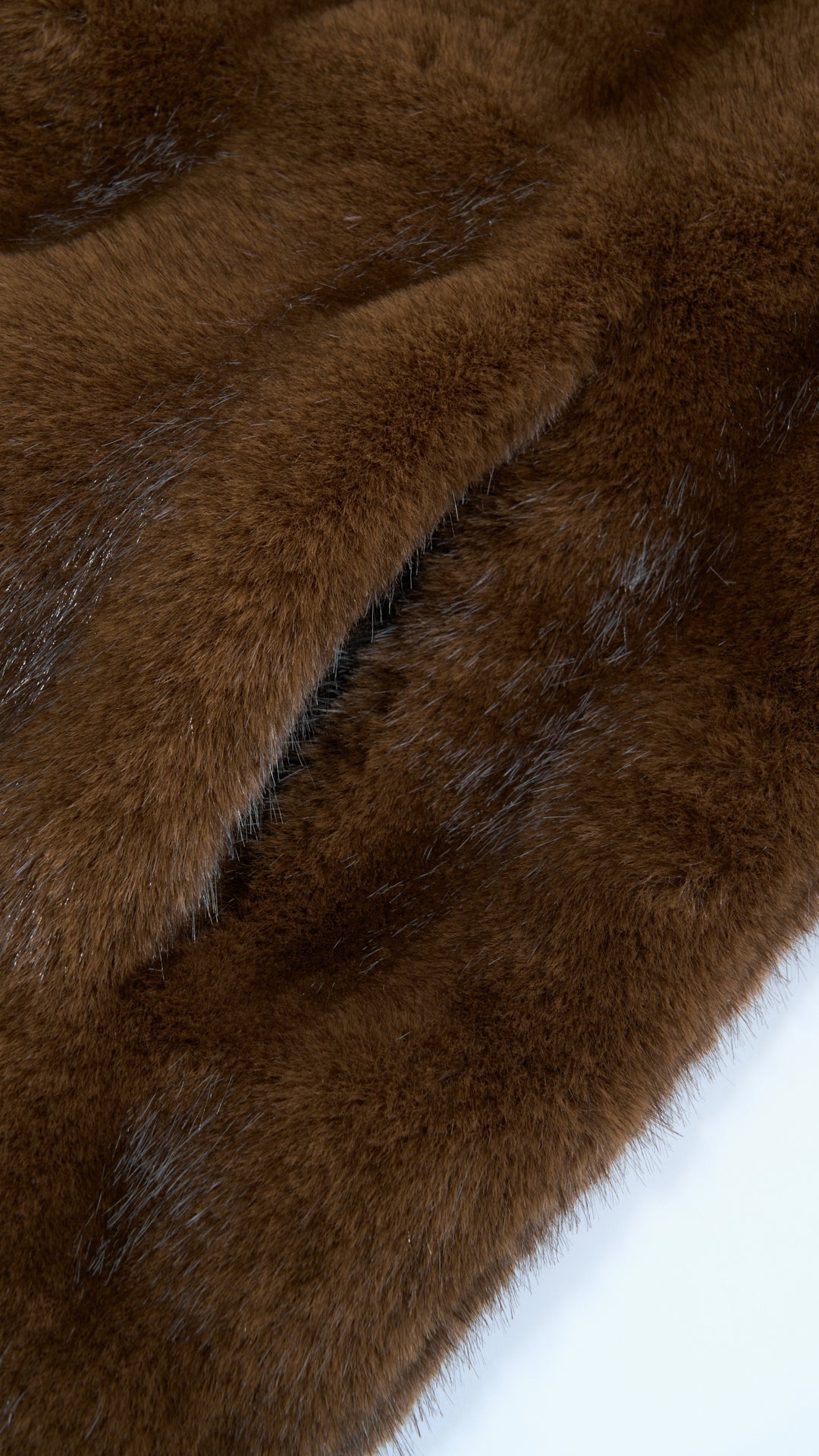 Giacca cropped in pelliccia sintetica con collo e zip frontale