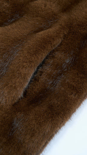 Giacca cropped in pelliccia sintetica con collo e zip frontale
