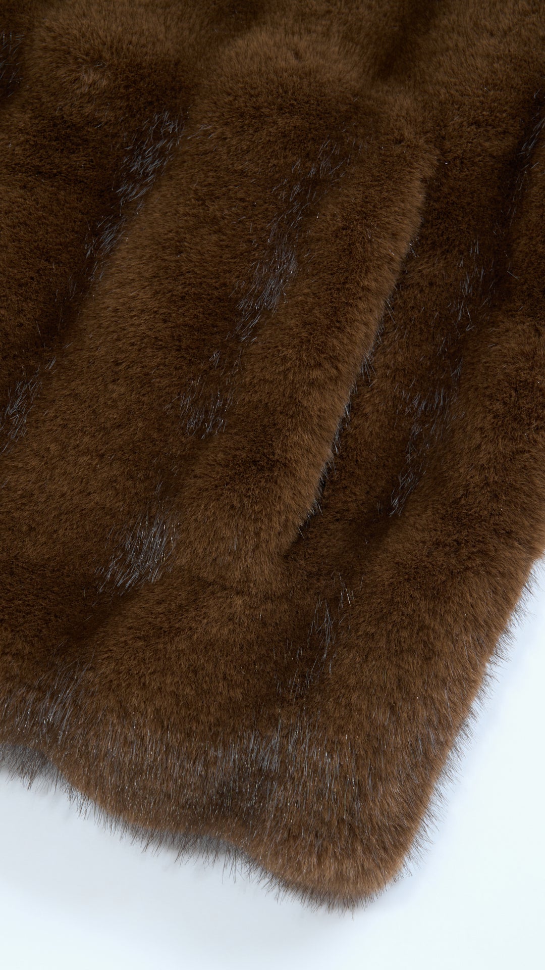 Giacca cropped in pelliccia sintetica con collo e zip frontale