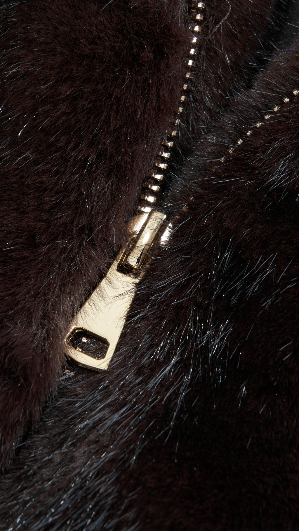 Giacca cropped in pelliccia sintetica con collo e zip frontale