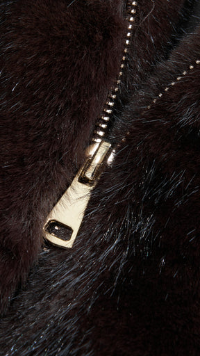 Giacca cropped in pelliccia sintetica con collo e zip frontale