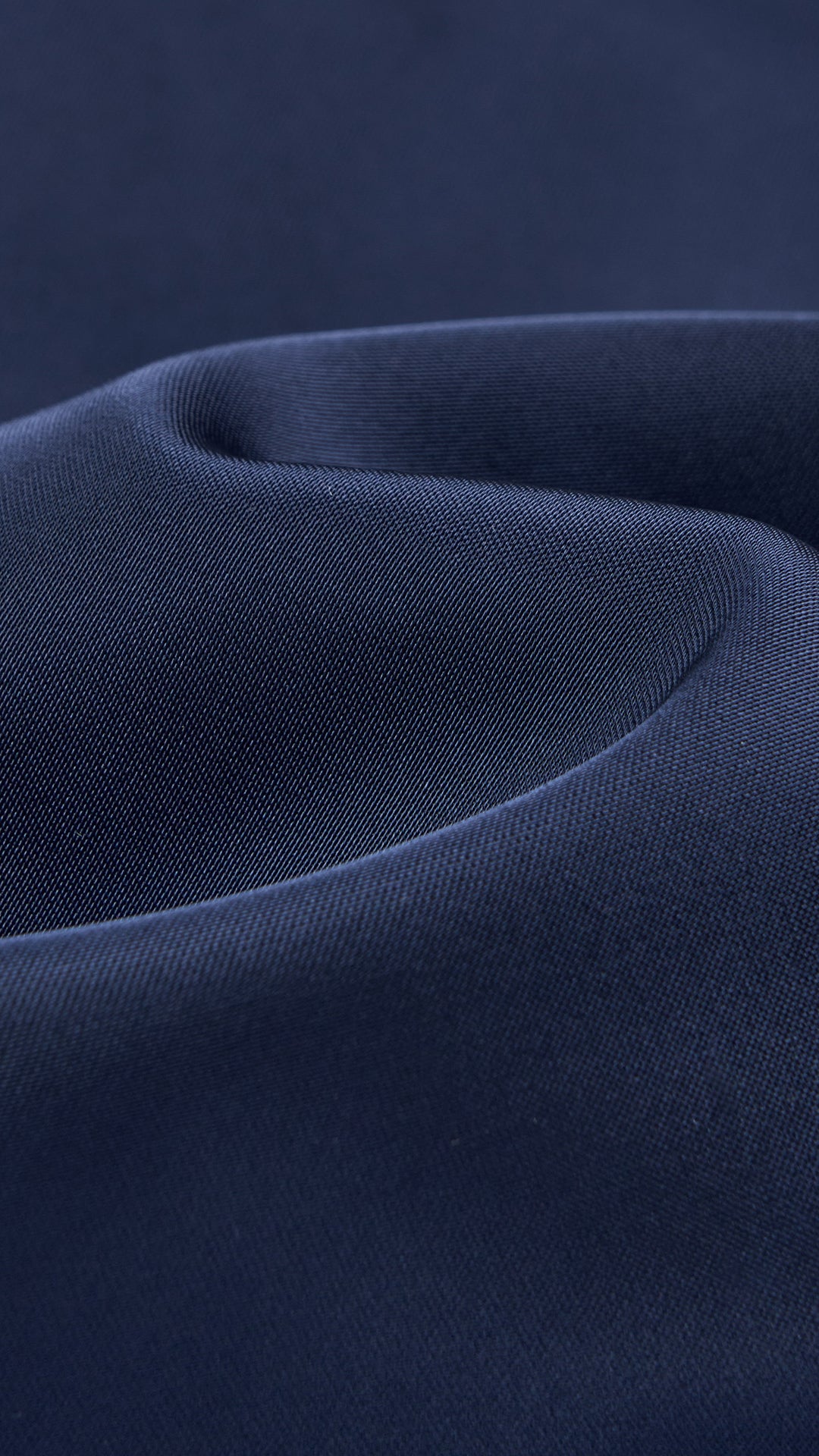 Abito lungo elegante senza maniche con scollo a collo drappeggiato e dettaglio a fibbia, in tessuto fluido, per cerimonie e occasioni speciali