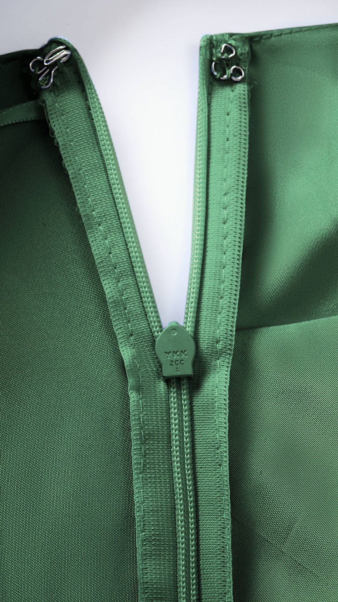 Abito Lungo Monospalla in Satin con Spacco - Eleganza Senza Tempo per Matrimoni e Serate（副本）