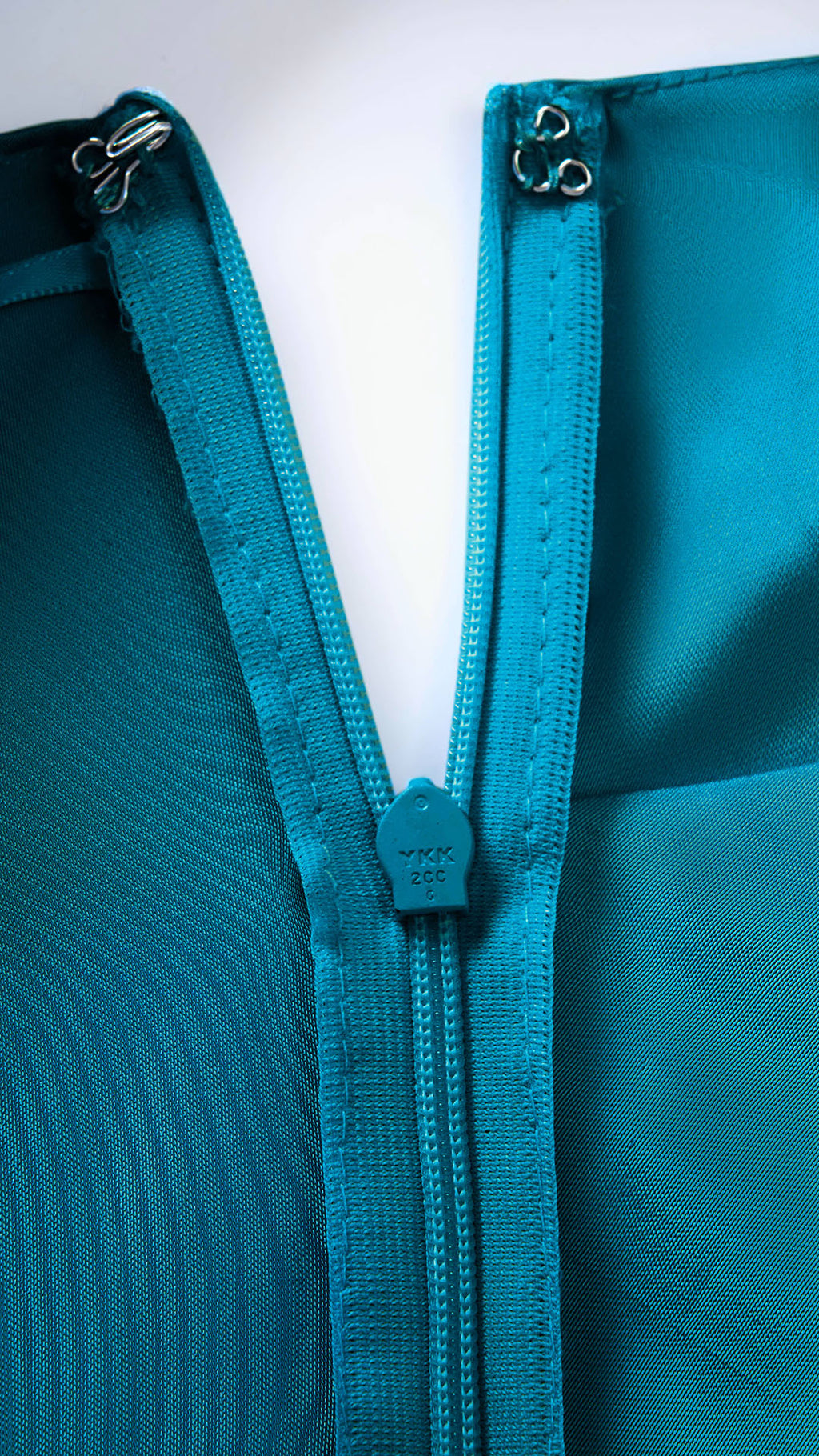 Abito Lungo Monospalla in Satin con Spacco - Eleganza Senza Tempo per Matrimoni e Serate（副本）