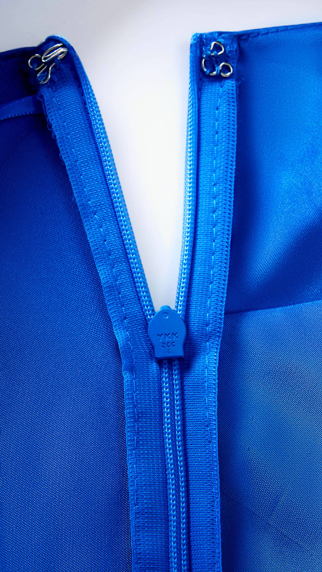 Abito Lungo Monospalla in Satin con Spacco - Eleganza Senza Tempo per Matrimoni e Serate（副本）