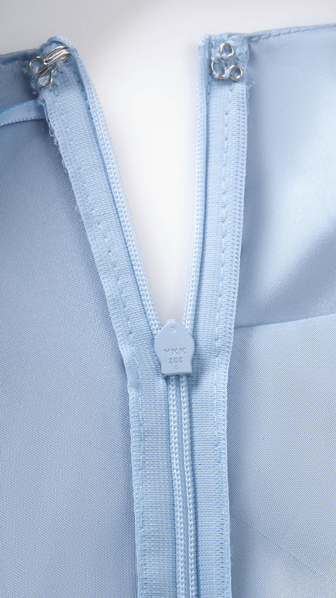 Abito Lungo Monospalla in Satin con Spacco - Eleganza Senza Tempo per Matrimoni e Serate（副本）
