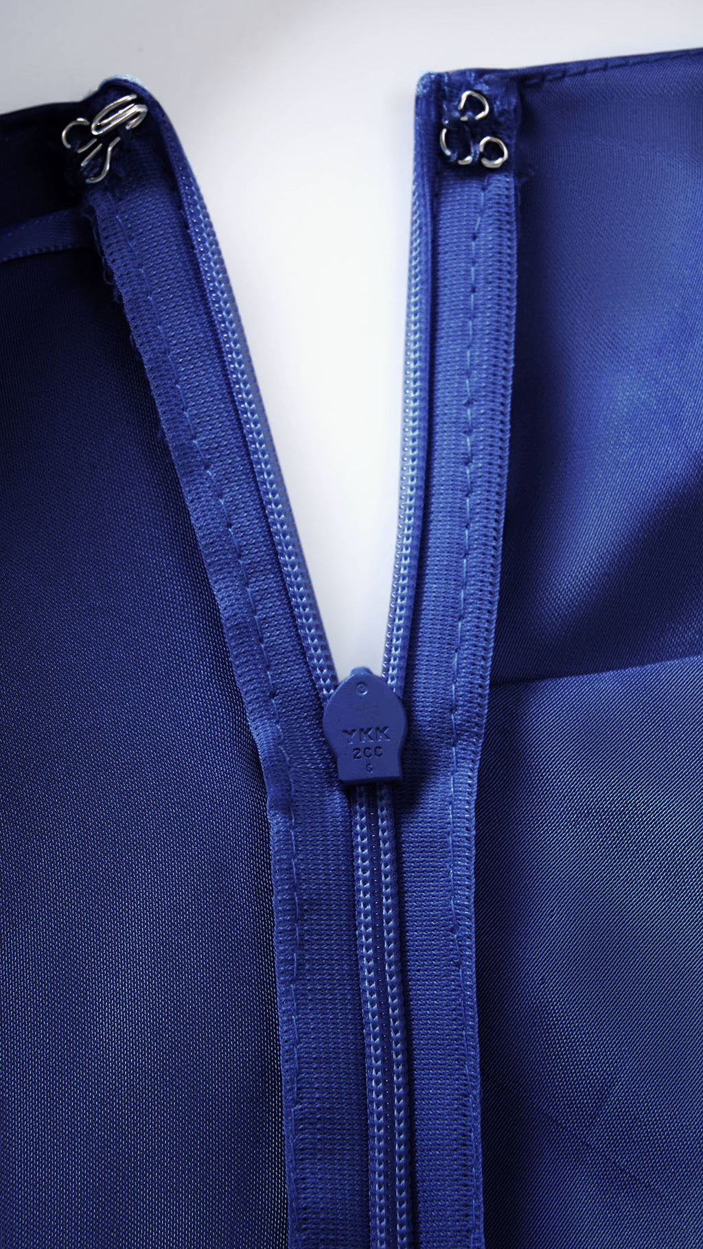 Abito Lungo Monospalla in Satin con Spacco - Eleganza Senza Tempo per Matrimoni e Serate（副本）