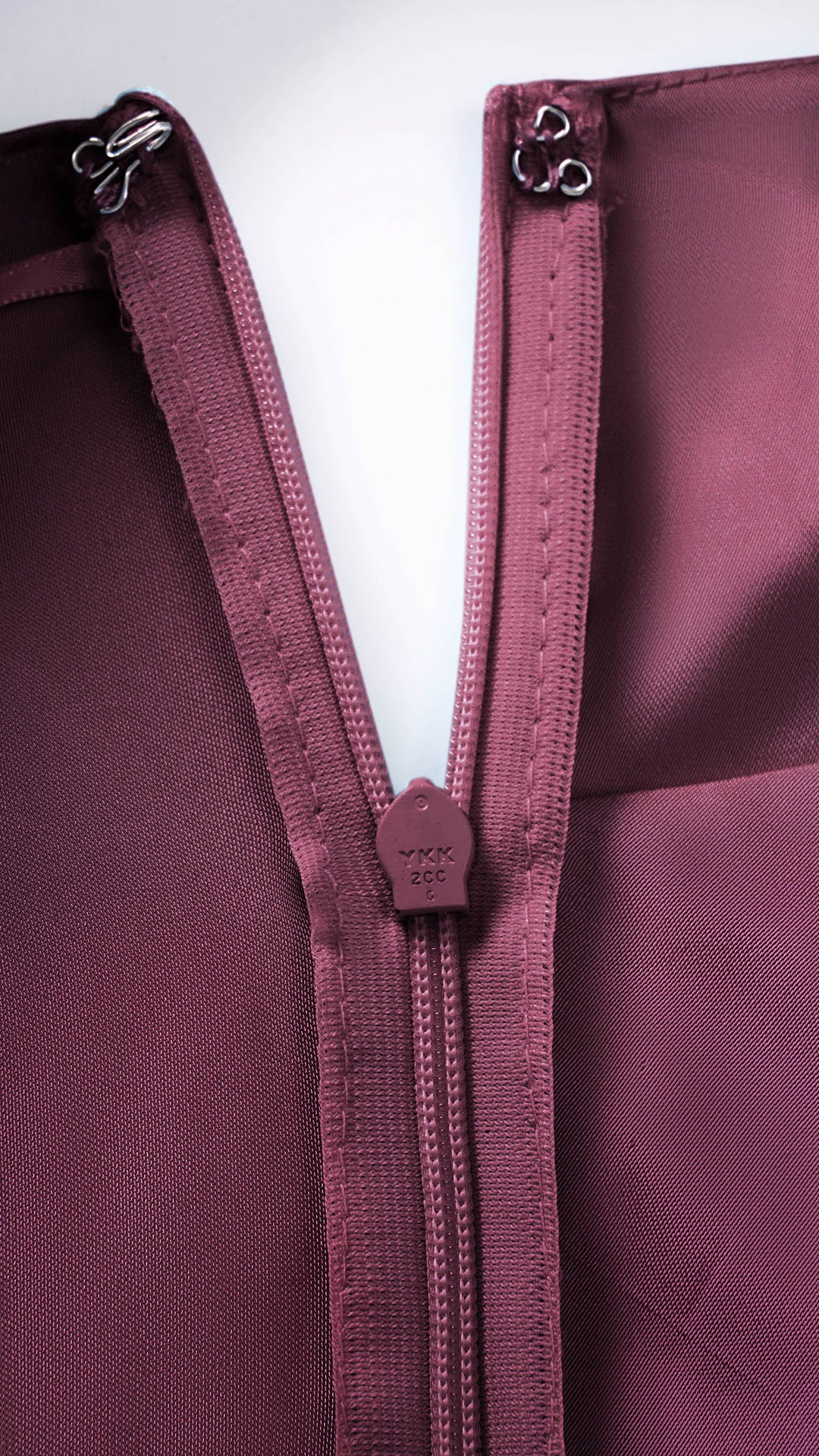 Abito Lungo Monospalla in Satin con Spacco - Eleganza Senza Tempo per Matrimoni e Serate（副本）