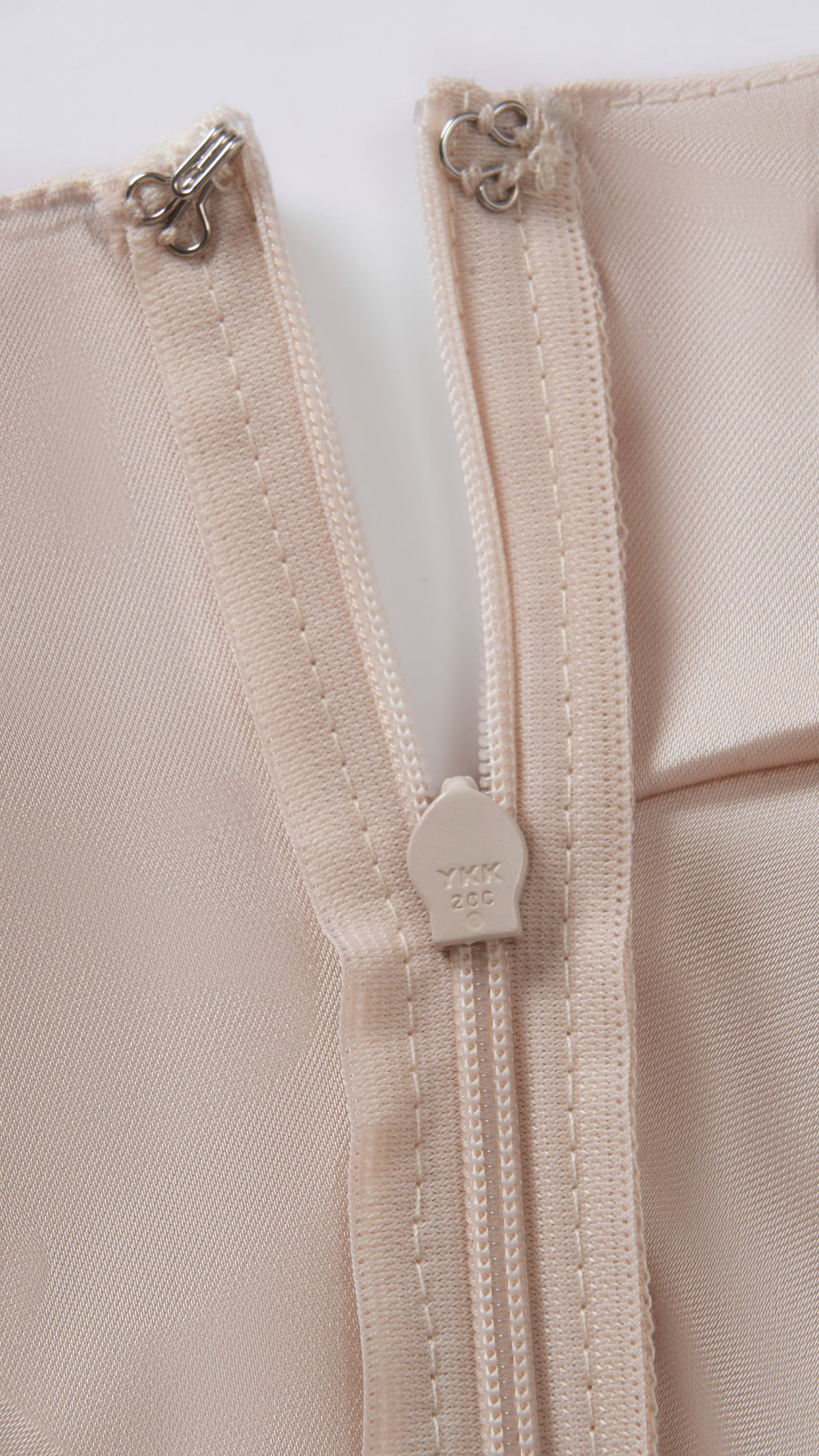 Abito Lungo Monospalla in Satin con Spacco - Eleganza Senza Tempo per Matrimoni e Serate（副本）