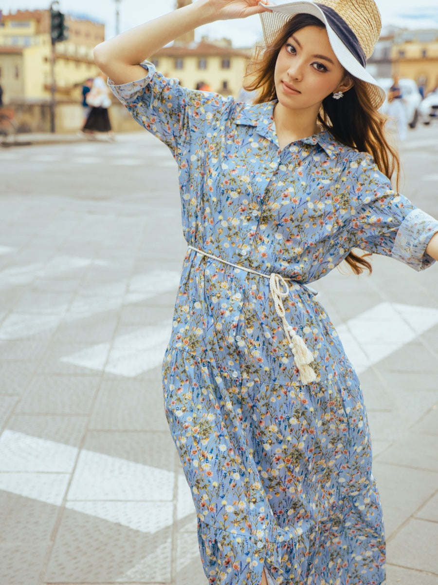 Abito a fiori di colore azzurro, colletto e bottoni, elegante e facile da abbinare.