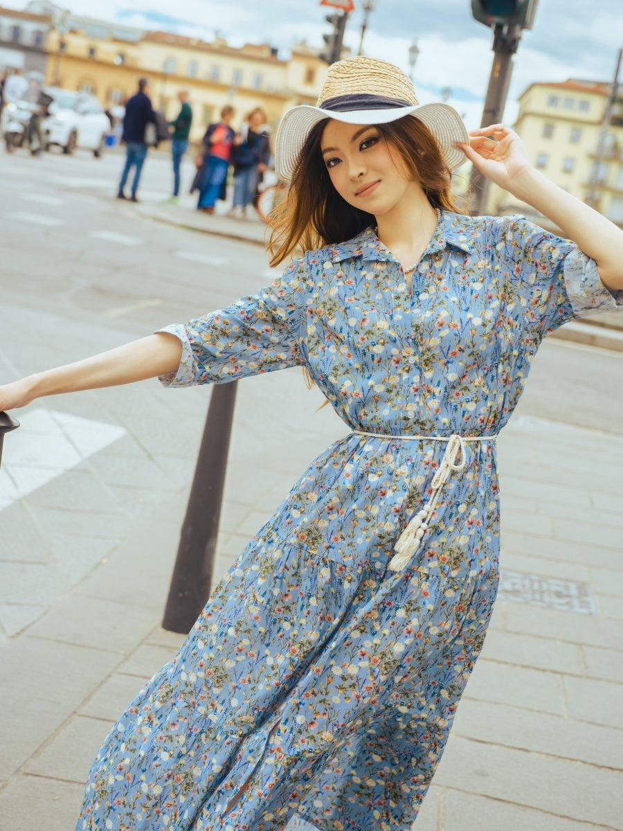 Vestito floreale azzurro con maniche ritorte, silhouette fluida, per uno stile fresco.