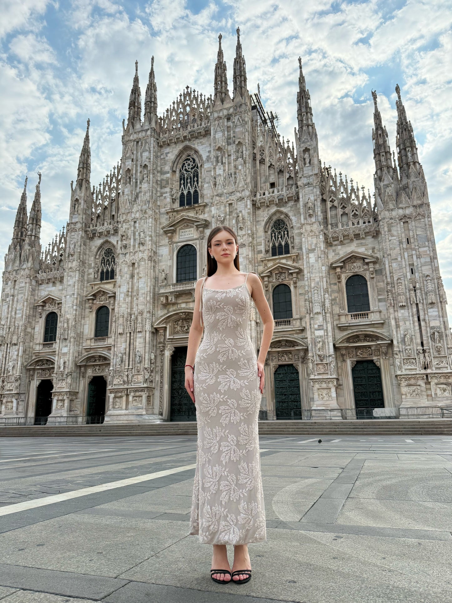 Abito “Melvya” – Vestito Lungo Beige con Spalline Sottili e Ricami Floreali in Rilievo