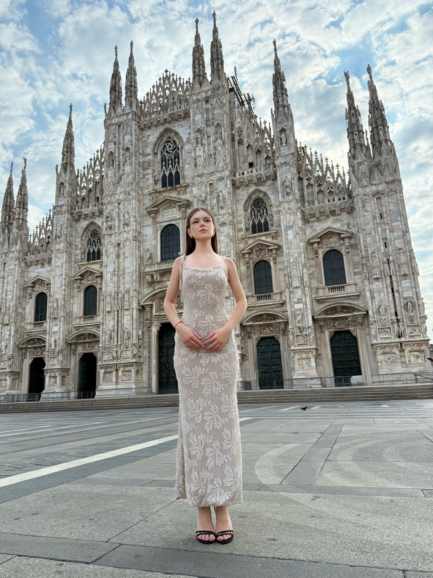 Abito “Melvya” – Vestito Lungo Beige con Spalline Sottili e Ricami Floreali in Rilievo